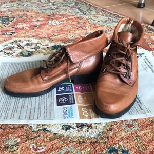 Enzo Angiolini brown leather booties / rubber sole